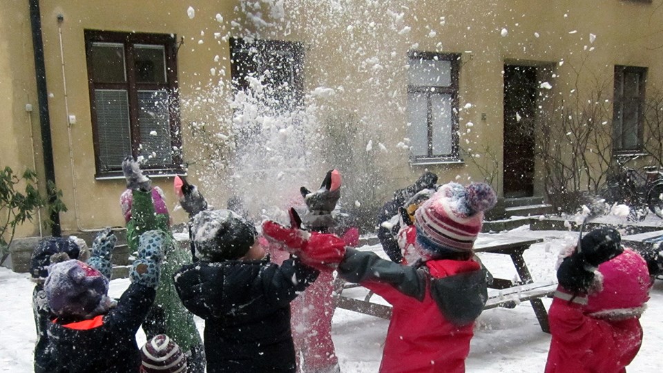 barn leker i snön